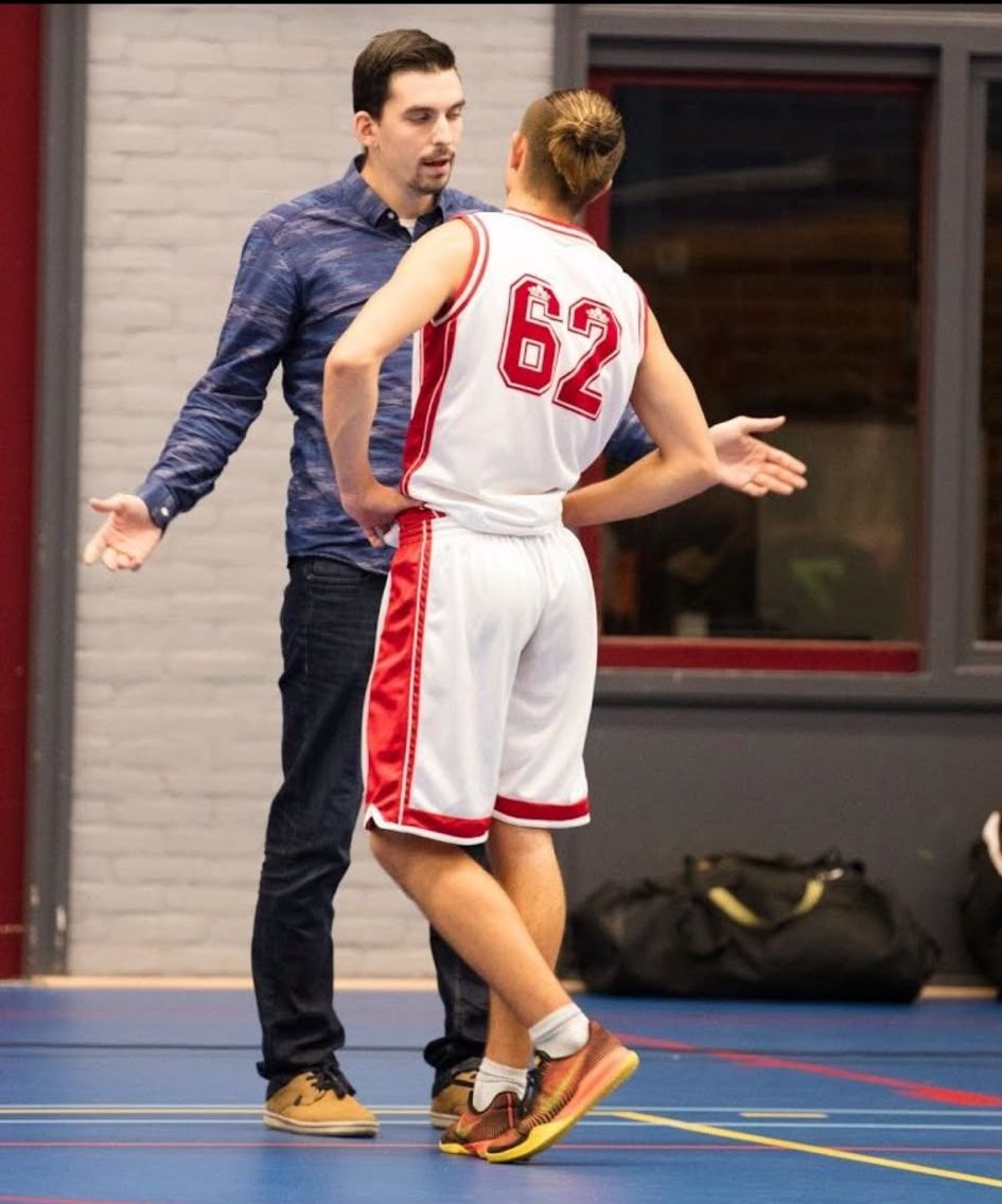 Metin Serdar coacht een speler langs de lijn tijdens een wedstrijd